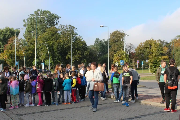 Ewakuacja uczniów z ostrowskiej "jedynki" (zdjęcia)