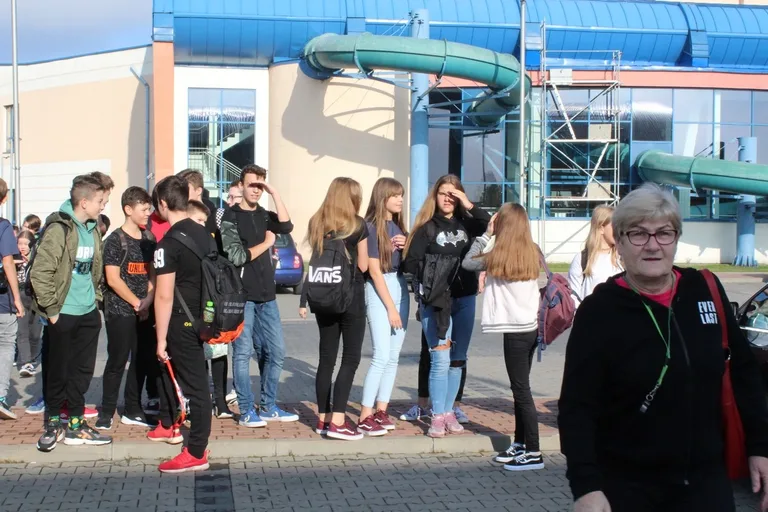 Ewakuacja uczniów z ostrowskiej "jedynki" (zdjęcia)