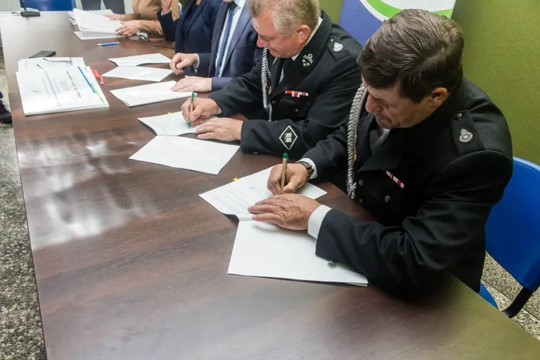 Pieniądze dla strażaków i jednostek ratowniczych z WFOŚiGW (zdjęcia, wideo)
