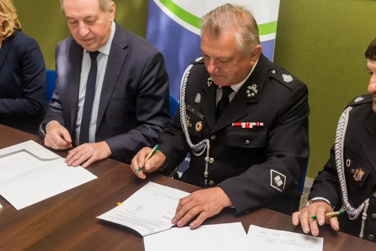 Pieniądze dla strażaków i jednostek ratowniczych z WFOŚiGW (zdjęcia, wideo)