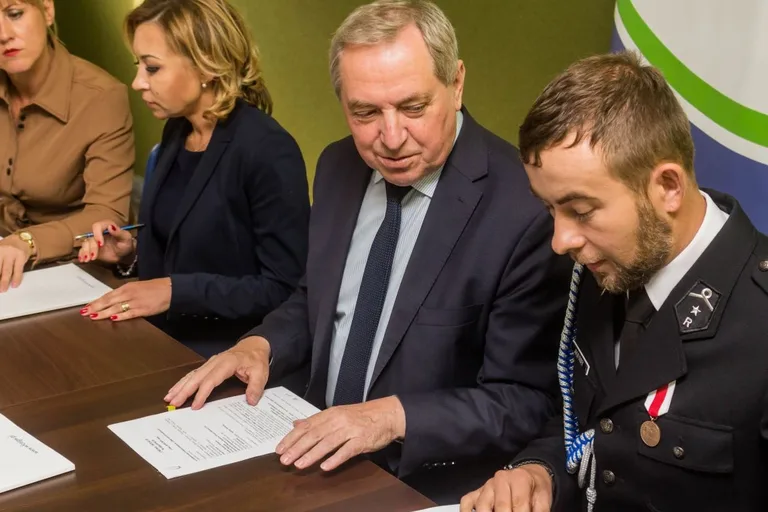 Pieniądze dla strażaków i jednostek ratowniczych z WFOŚiGW (zdjęcia, wideo)