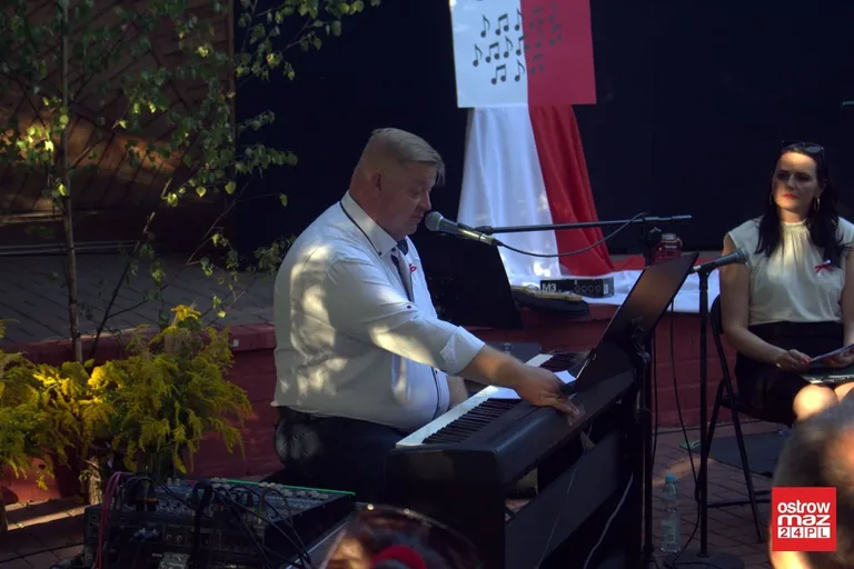 Ostrowianie śpiewali piosenki żołnierskie (zdjęcia, wideo)