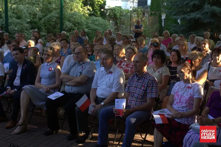 Ostrowianie śpiewali piosenki żołnierskie (zdjęcia, wideo)
