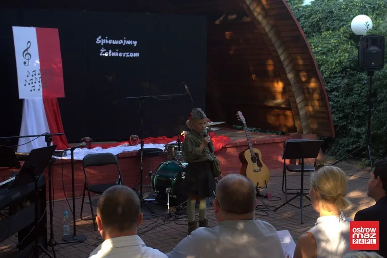 Ostrowianie śpiewali piosenki żołnierskie (zdjęcia, wideo)