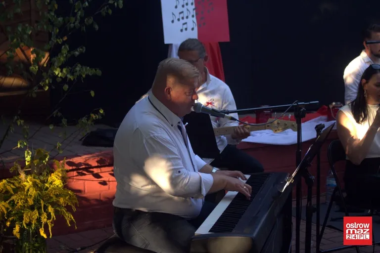 Ostrowianie śpiewali piosenki żołnierskie (zdjęcia, wideo)