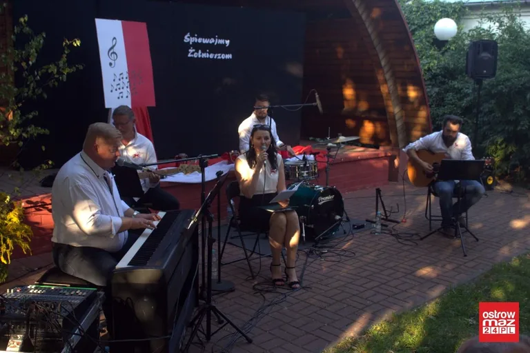 Ostrowianie śpiewali piosenki żołnierskie (zdjęcia, wideo)