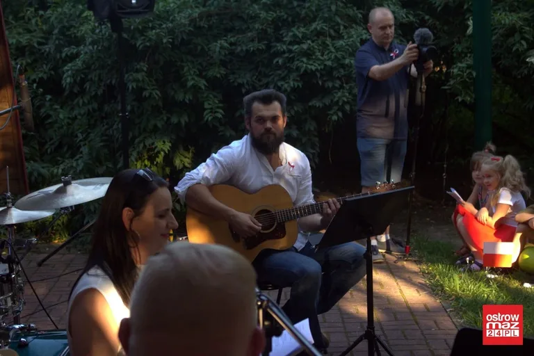 Ostrowianie śpiewali piosenki żołnierskie (zdjęcia, wideo)