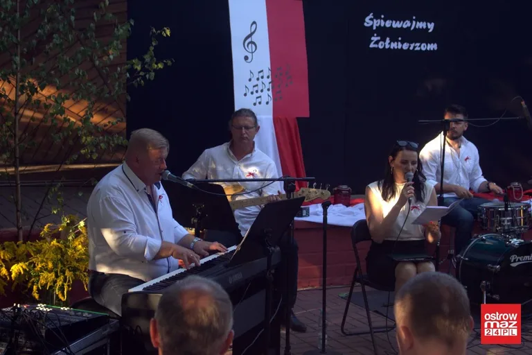 Ostrowianie śpiewali piosenki żołnierskie (zdjęcia, wideo)