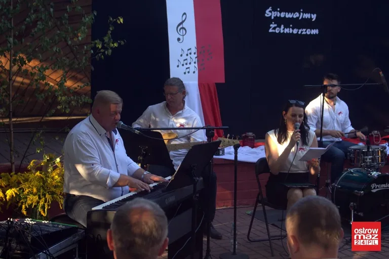 Ostrowianie śpiewali piosenki żołnierskie (zdjęcia, wideo)