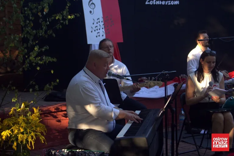 Ostrowianie śpiewali piosenki żołnierskie (zdjęcia, wideo)