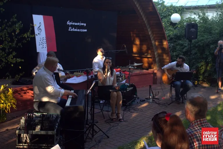 Ostrowianie śpiewali piosenki żołnierskie (zdjęcia, wideo)