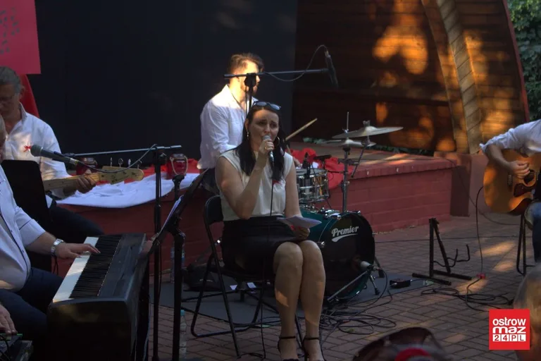 Ostrowianie śpiewali piosenki żołnierskie (zdjęcia, wideo)