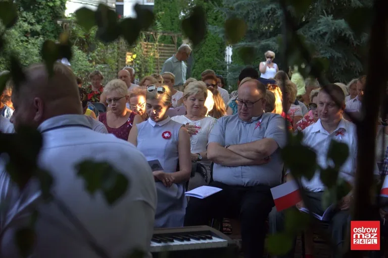 Ostrowianie śpiewali piosenki żołnierskie (zdjęcia, wideo)