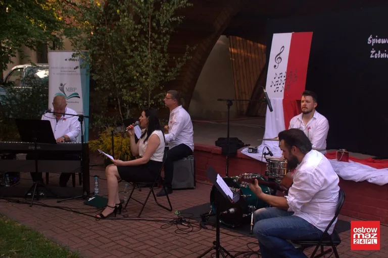 Ostrowianie śpiewali piosenki żołnierskie (zdjęcia, wideo)