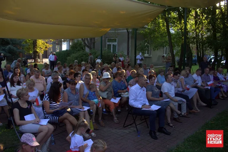Ostrowianie śpiewali piosenki żołnierskie (zdjęcia, wideo)