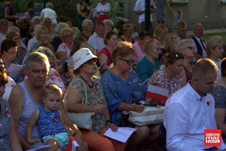 Ostrowianie śpiewali piosenki żołnierskie (zdjęcia, wideo)