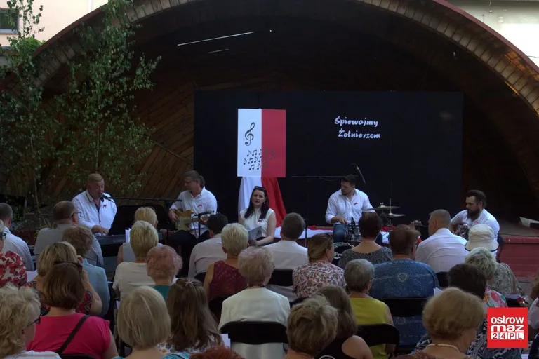 Ostrowianie śpiewali piosenki żołnierskie (zdjęcia, wideo)