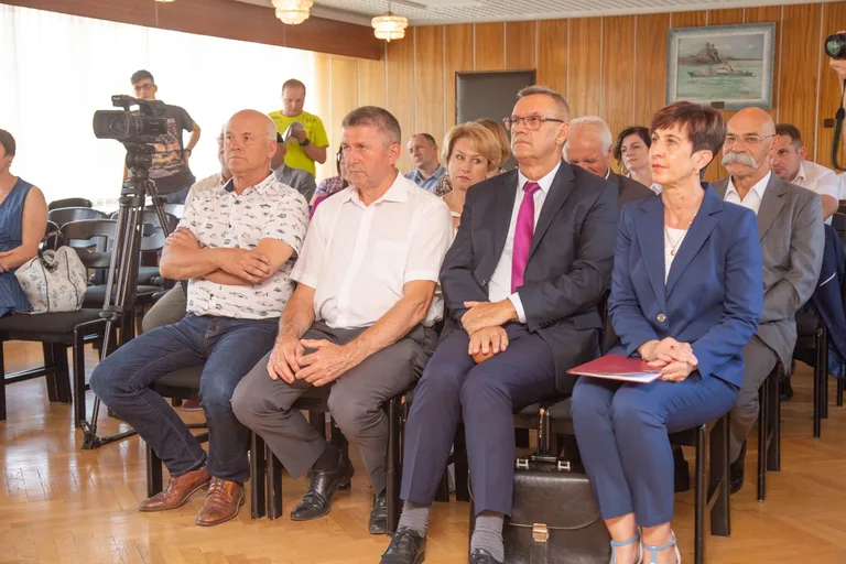 Podpisano umowy na dofinansowanie przewozów autobusowych (zdjęcia)