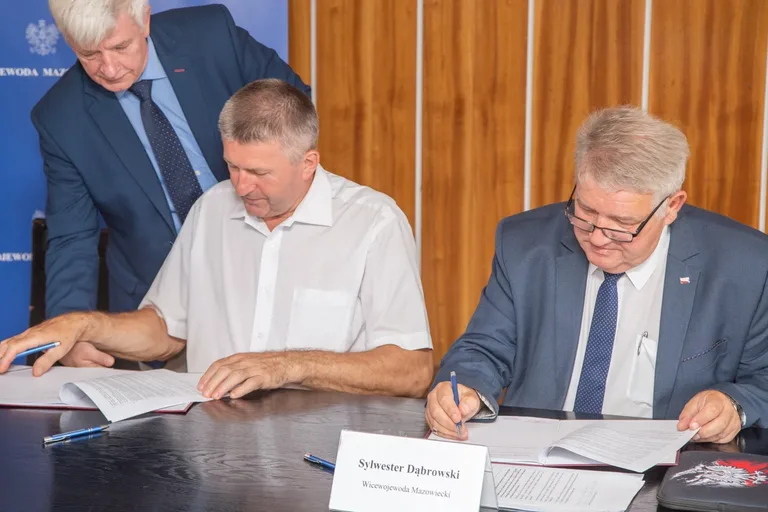 Podpisano umowy na dofinansowanie przewozów autobusowych (zdjęcia)