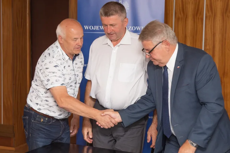 Podpisano umowy na dofinansowanie przewozów autobusowych (zdjęcia)