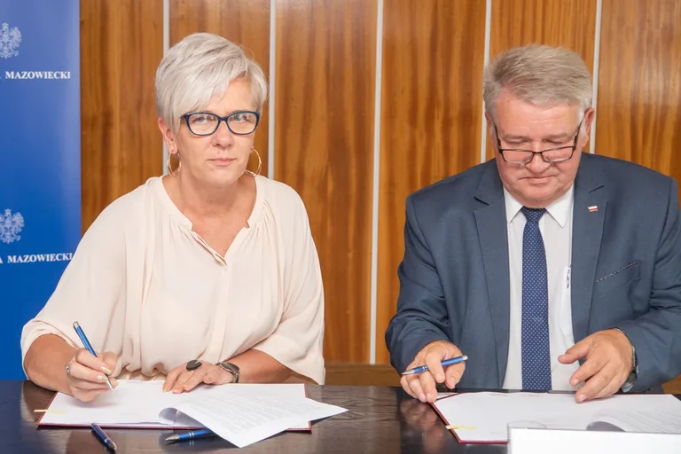 Podpisano umowy na dofinansowanie przewozów autobusowych (zdjęcia)