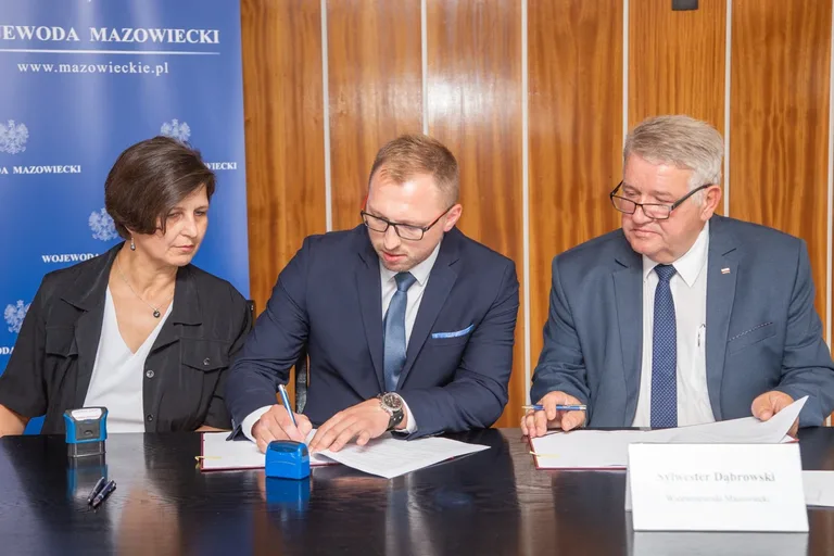 Podpisano umowy na dofinansowanie przewozów autobusowych (zdjęcia)