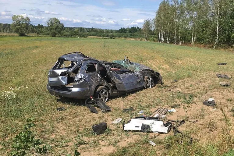 Dachowanie w Starym Kaczkowie. Poszkodowana zabrana śmigłowcem (zdjęcia)