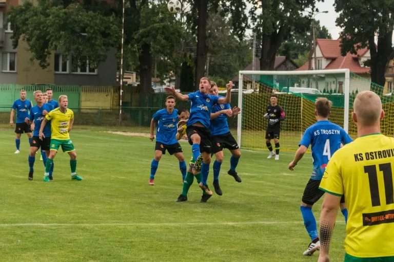 Ostrovia uległa KS CK Troszyn (zdjęcia, wideo)