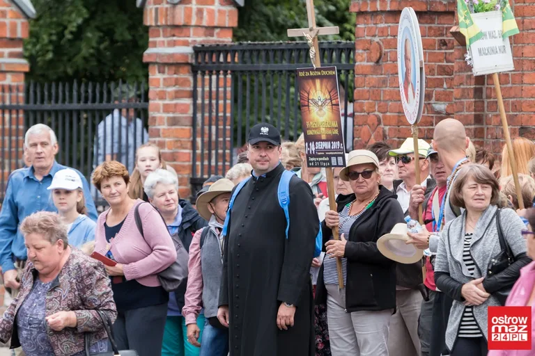 Pielgrzymi wyruszyli z Ostrowi Mazowieckiej na Jasną Górę (zdjęcia, wideo z drona)
