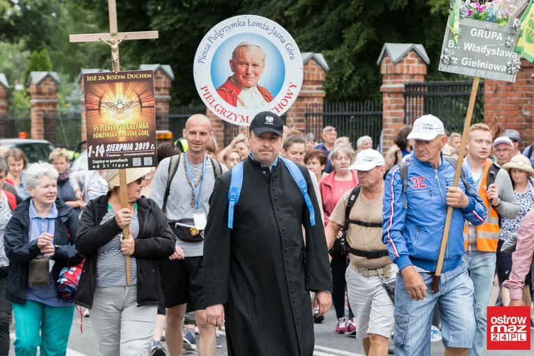 Pielgrzymi wyruszyli z Ostrowi Mazowieckiej na Jasną Górę (zdjęcia, wideo z drona)