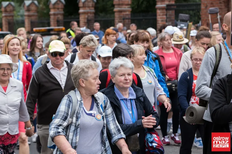 Pielgrzymi wyruszyli z Ostrowi Mazowieckiej na Jasną Górę (zdjęcia, wideo z drona)