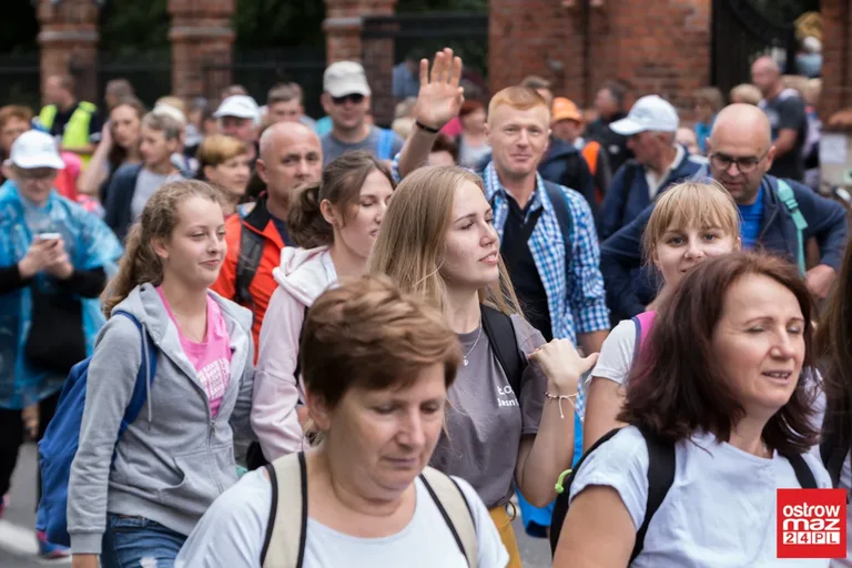 Pielgrzymi wyruszyli z Ostrowi Mazowieckiej na Jasną Górę (zdjęcia, wideo z drona)
