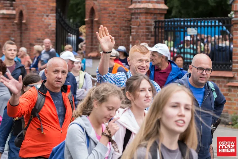 Pielgrzymi wyruszyli z Ostrowi Mazowieckiej na Jasną Górę (zdjęcia, wideo z drona)