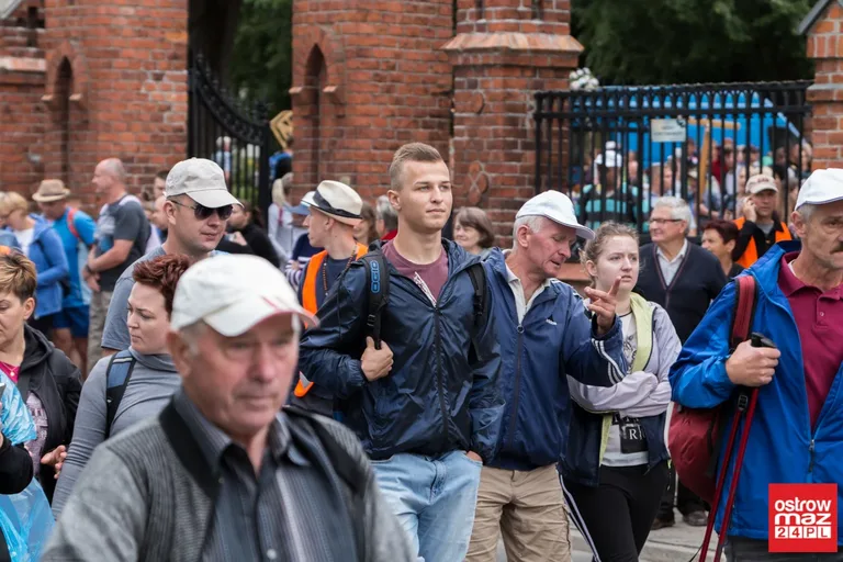 Pielgrzymi wyruszyli z Ostrowi Mazowieckiej na Jasną Górę (zdjęcia, wideo z drona)