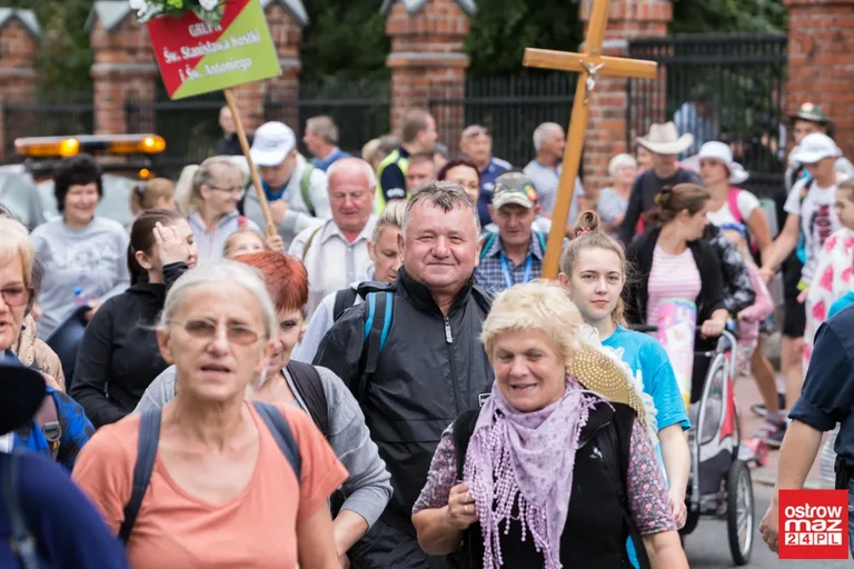 Pielgrzymi wyruszyli z Ostrowi Mazowieckiej na Jasną Górę (zdjęcia, wideo z drona)