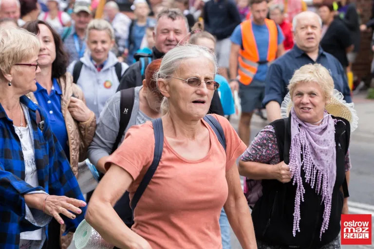 Pielgrzymi wyruszyli z Ostrowi Mazowieckiej na Jasną Górę (zdjęcia, wideo z drona)