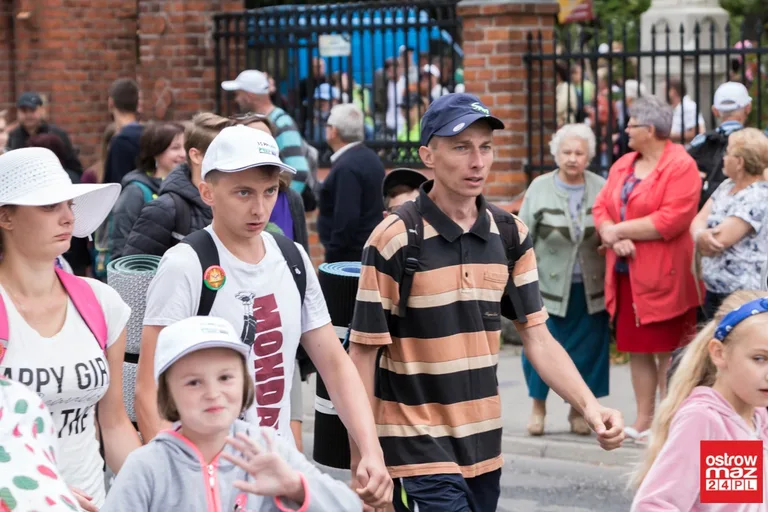 Pielgrzymi wyruszyli z Ostrowi Mazowieckiej na Jasną Górę (zdjęcia, wideo z drona)