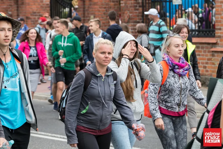 Pielgrzymi wyruszyli z Ostrowi Mazowieckiej na Jasną Górę (zdjęcia, wideo z drona)
