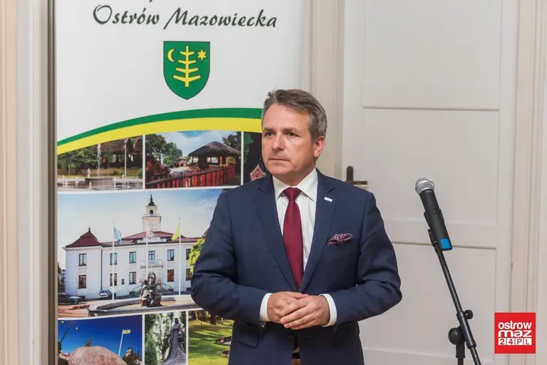 Burmistrz podpisał umowę na termomodernizacją trzech ostrowskich budynków (zdjęcia)