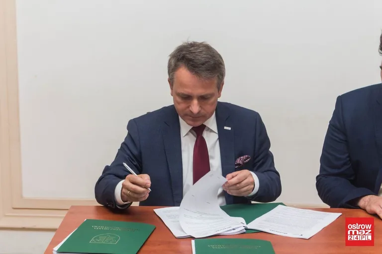 Burmistrz podpisał umowę na termomodernizacją trzech ostrowskich budynków (zdjęcia)