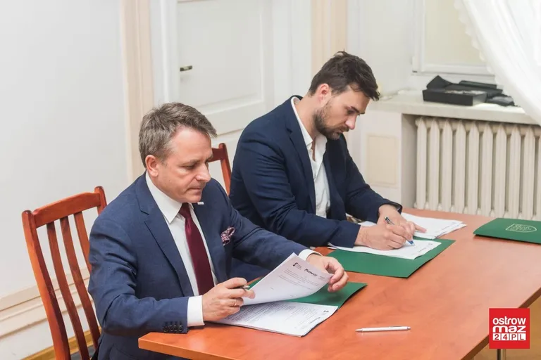 Burmistrz podpisał umowę na termomodernizacją trzech ostrowskich budynków (zdjęcia)