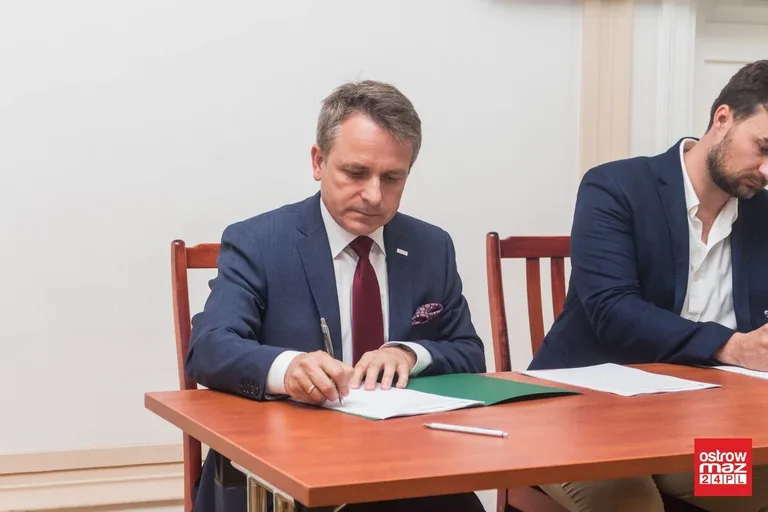 Burmistrz podpisał umowę na termomodernizacją trzech ostrowskich budynków (zdjęcia)