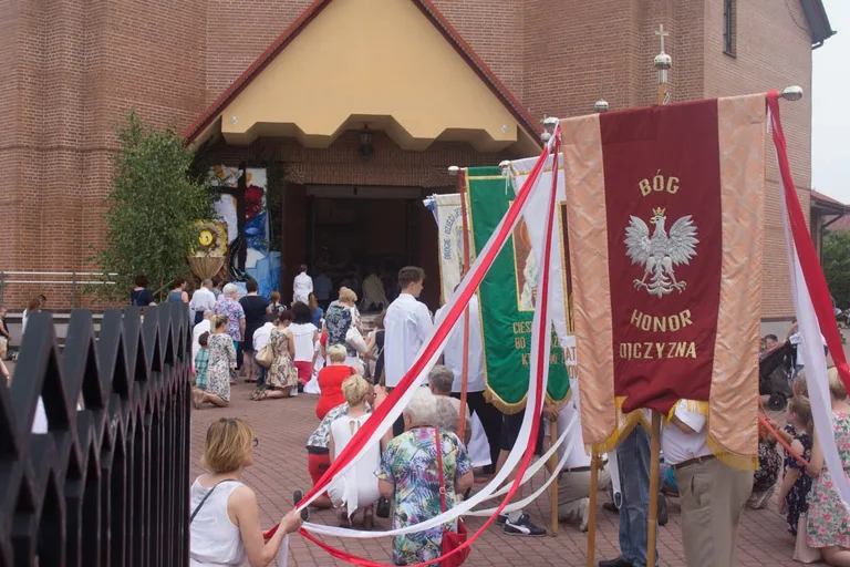 Procesja Bożego Ciała w parafii pw. Chrystusa Dobrego Pasterza (zdjęcia, wideo)
