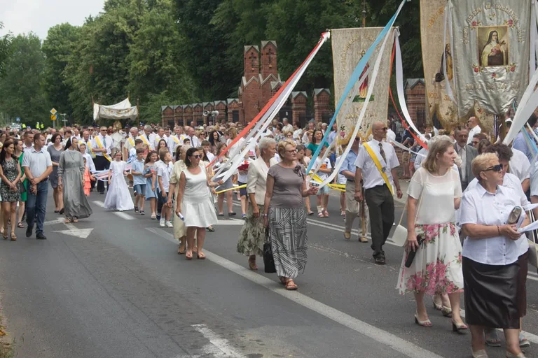 Procesje Bożego Ciała przeszły ulicami miasta (zdjęcia, wideo)