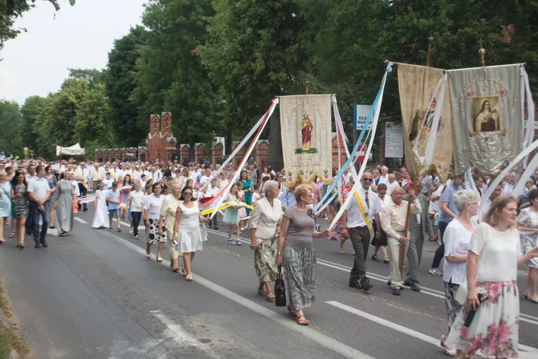 Procesje Bożego Ciała przeszły ulicami miasta (zdjęcia, wideo)