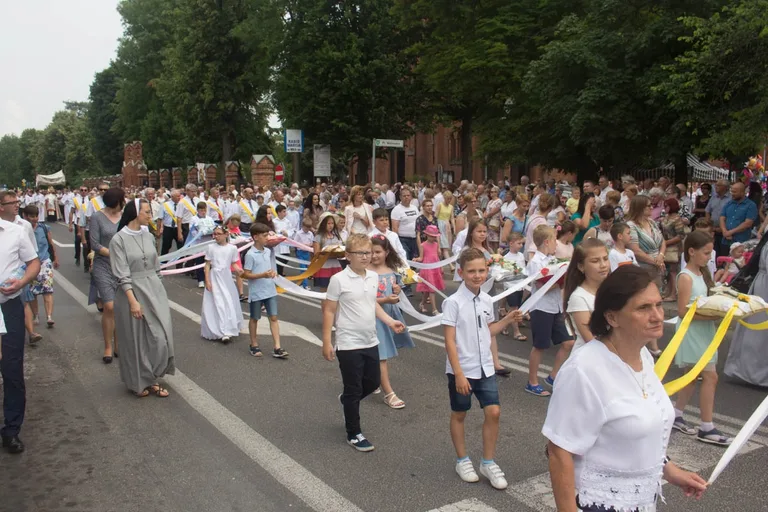 Procesje Bożego Ciała przeszły ulicami miasta (zdjęcia, wideo)