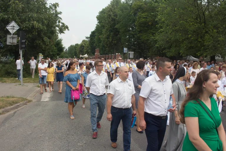 Procesje Bożego Ciała przeszły ulicami miasta (zdjęcia, wideo)