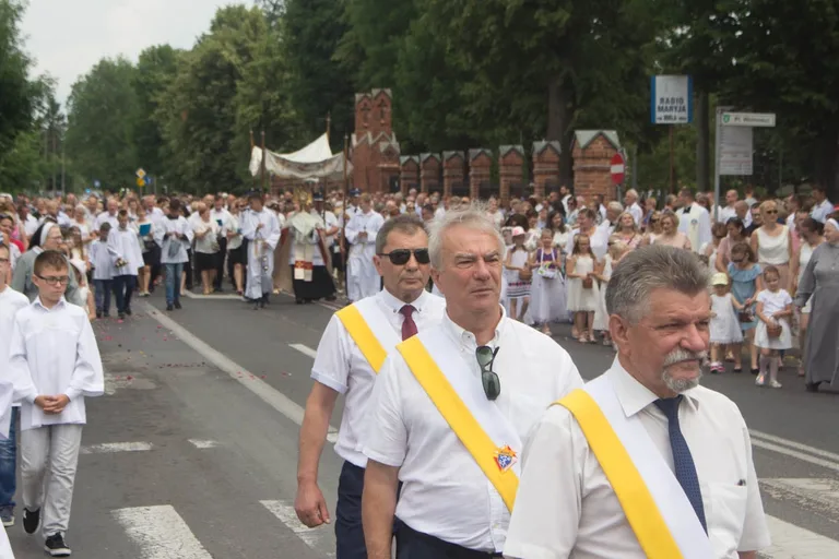 Procesje Bożego Ciała przeszły ulicami miasta (zdjęcia, wideo)