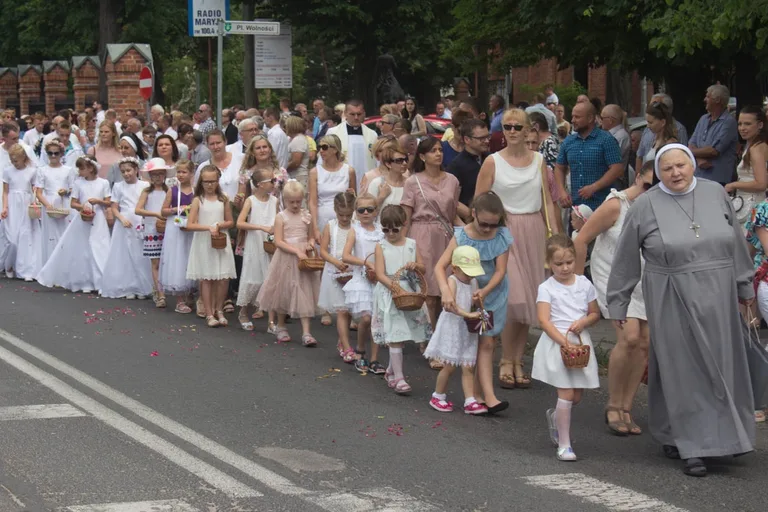 Procesje Bożego Ciała przeszły ulicami miasta (zdjęcia, wideo)