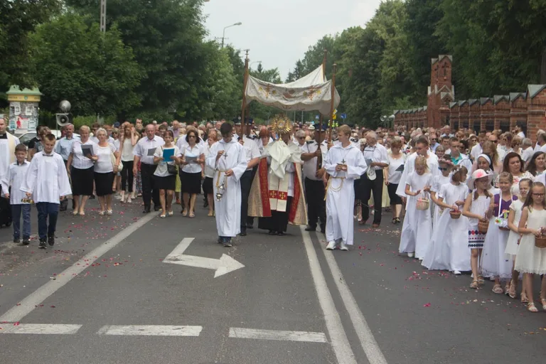 Procesje Bożego Ciała przeszły ulicami miasta (zdjęcia, wideo)
